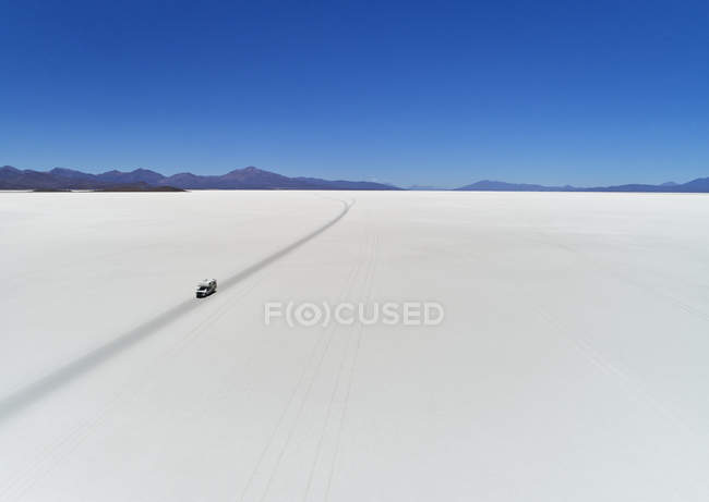 Recreational vehicle, travelling across salt flats, Salar de Uyuni, Uyuni, Oruro, Bolivia, South America — Stock Photo