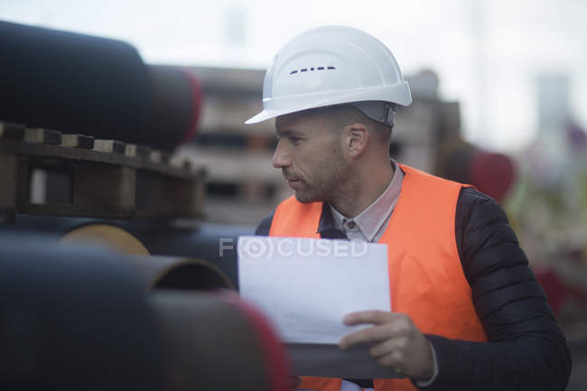 Инженер дорожного строительства в белом шлеме, Ганновер, Германия — стоковое фото