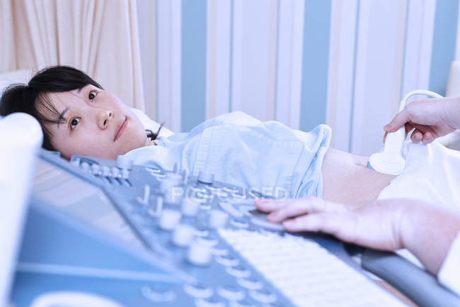 Sonographer que dá ultra-som paciente grávida no hospital — Fotografia de Stock