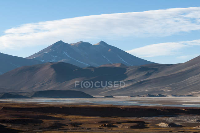 Paysage tranquille avec montagnes et désert d'atacama, antofagasta, chili — Photo de stock