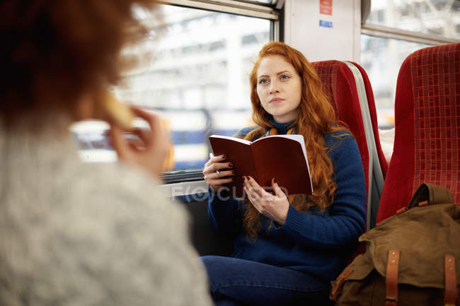 Две молодые женщины сидят в поезде — стоковое фото