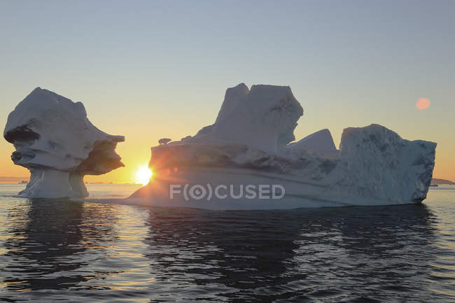Icebergs de helado, Ilulissat, Bahía de Disko, Groenlandia, las regiones polares al atardecer - foto de stock