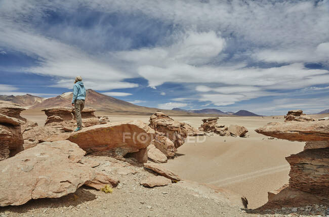 Frau steht auf einem Felsen und blickt auf die Aussicht, Villa Alota, Potosi, Bolivien, Südamerika — Stockfoto
