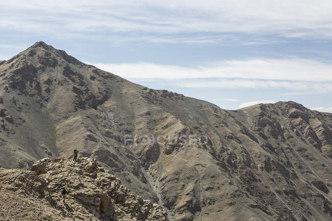 Vue lointaine de l'alpiniste sur la montagne accidentée, montagnes de l'Altaï, Khovd, Mongolie — Photo de stock