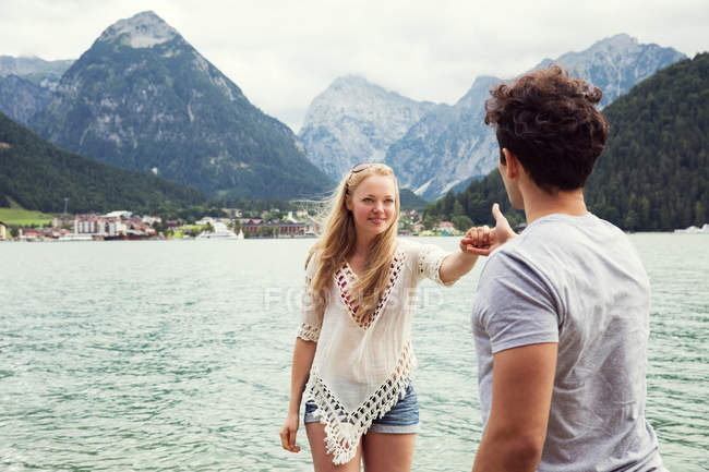 Couple by Achensee holding hands, Innsbruck, Tirol, Austria, Europe — Stock Photo