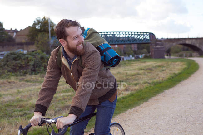 El hombre en bicicleta en el camino - foto de stock