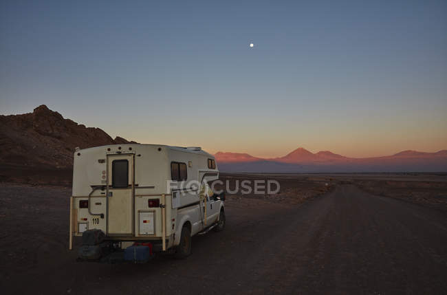Camper in Valle de la Luna al tramonto, San Pedro, Atacama, Cile — Foto stock
