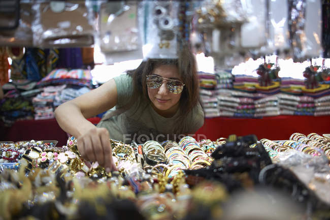 Woman looking at souvenirs on market stall, Bangkok, Krung Thep, Thailand, Asia — Stock Photo