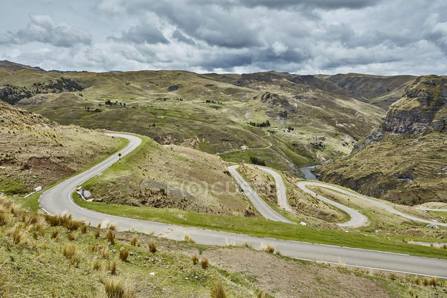 Vista paisagem de estradas rurais com curvas de grampo de cabelo, Huinchiri, Cusco, Peru — Fotografia de Stock