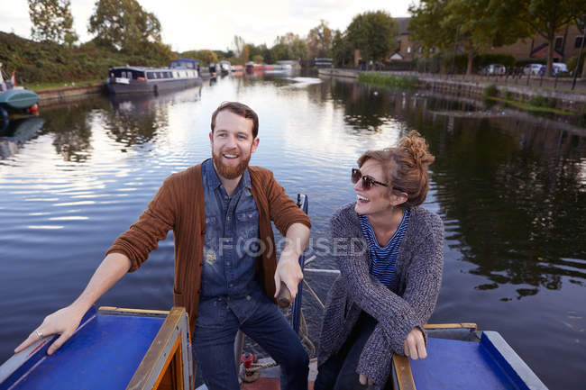 Coppia su barca canale — Foto stock