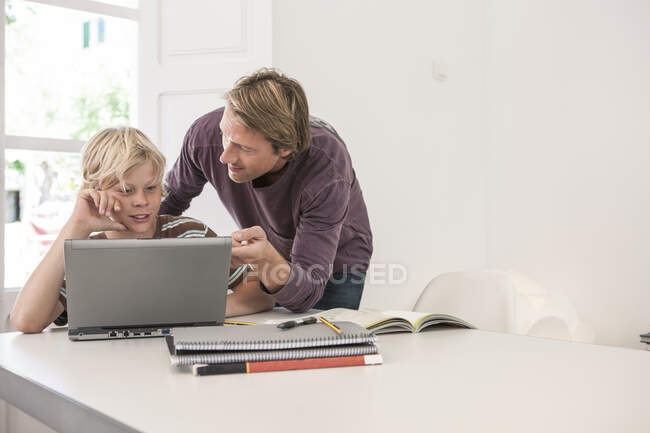 Padre aiutare figlio con i compiti — Foto stock