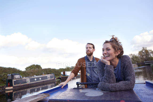 Couple sur le bateau canal — Photo de stock