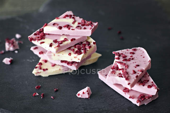 Stacks of white chocolate with dried strawberries, close-up — Stock Photo