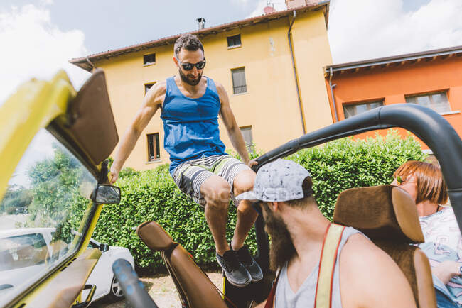 Junger Mann auf Roadtrip springt in Geländewagen, Como, Lombardei, Italien — Stockfoto
