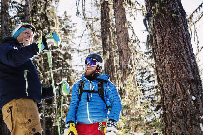 Dois esquiadores de pé, conversando, ao ar livre — Fotografia de Stock