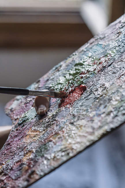 Nahaufnahme eines männlichen Künstlers, der Ölfarben auf Palette mischt — Stockfoto