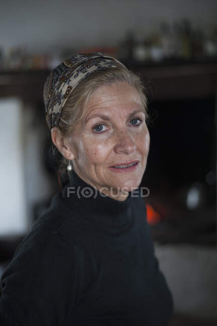Портрет блондинки-волохата старша жінка вдома — стокове фото