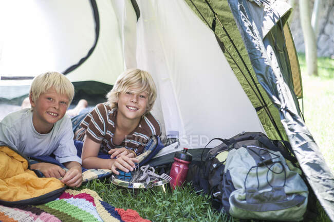 Meninos acampando na tenda — Fotografia de Stock
