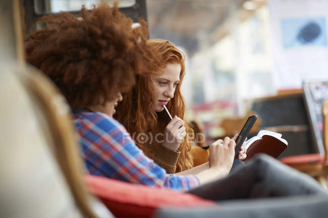 Vista lateral dos amigos relaxando no café — Fotografia de Stock