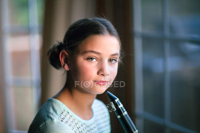 Portrait de fille avec clarinette regardant la caméra — Photo de stock
