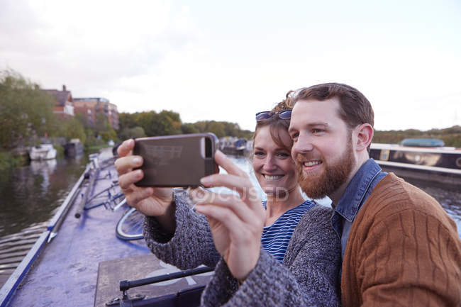 Paar macht Selfie auf Kanalboot — Stockfoto