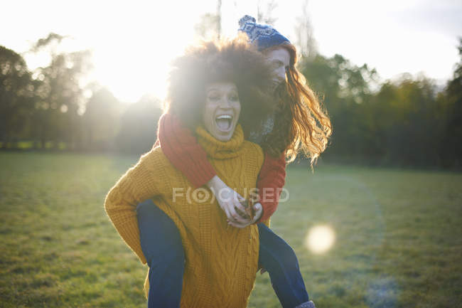 Duas jovens mulheres se divertindo em ambiente rural — Fotografia de Stock