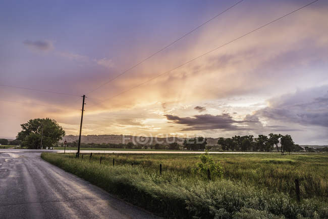 Coucher de soleil sur le paysage rural, Montana, États-Unis — Photo de stock