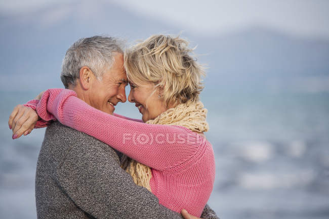 Paar umarmt sich am Strand von Palma de Mallorca, Spanien — Stockfoto