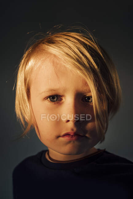 Retrato de chico con cabello rubio, expresión pensativa - foto de stock