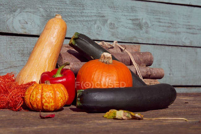 Frisches rohes Gemüse auf hölzerner Oberfläche — Stockfoto