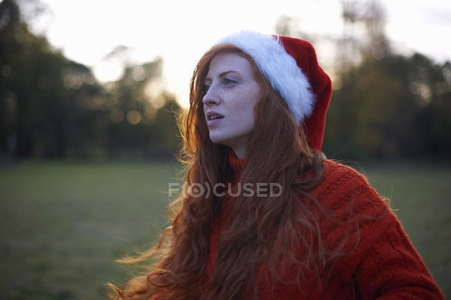 Ritratto di giovane donna in cappello da Babbo Natale — Foto stock