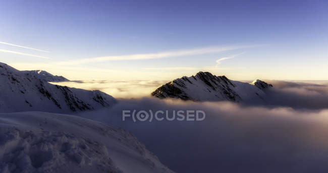 Vista panorámica de las montañas en la niebla, Fagaras, Brasov, Rumania, Europa - foto de stock