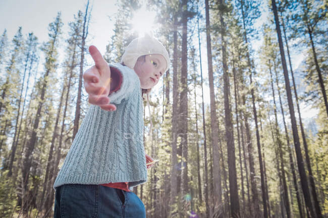 Chica con sombrero en el bosque, Alberta, Canadá - foto de stock