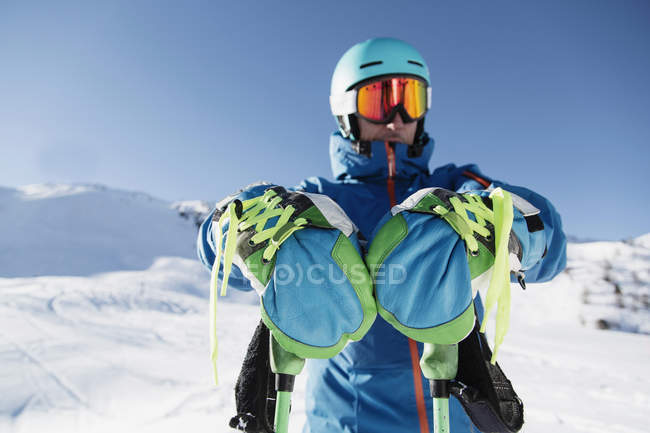 Retrato de esquiador na paisagem de neve — Fotografia de Stock
