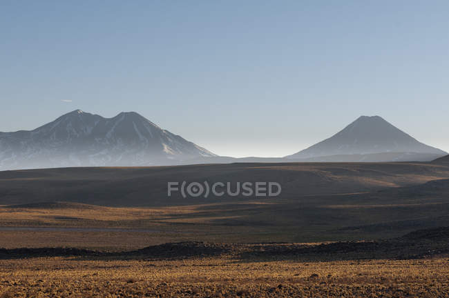 Paisaje tranquilo con montañas en el desierto de atacama, antofagasta, chile - foto de stock