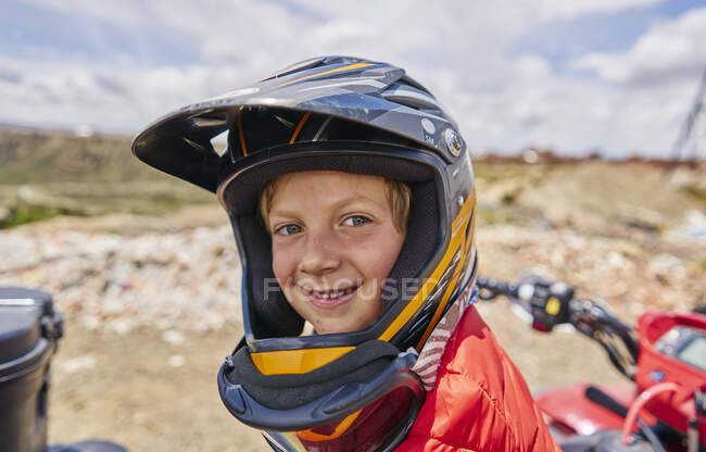 Retrato de niño con casco de choque, primer plano, La Paz, Bolivia, América del Sur - foto de stock