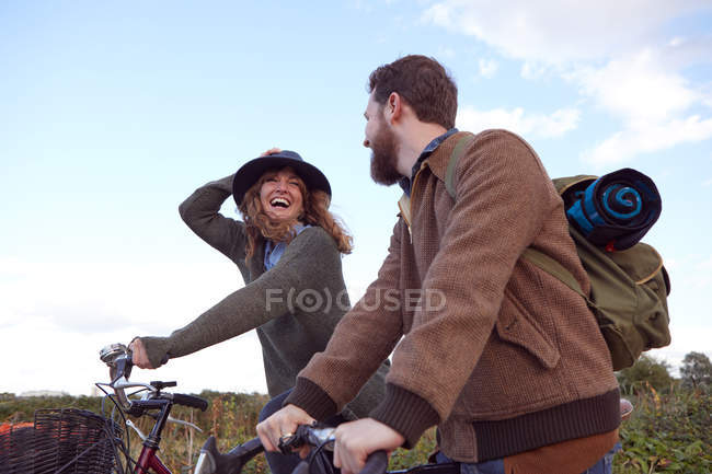 Casal desfrutando de ciclismo em pântanos — Fotografia de Stock