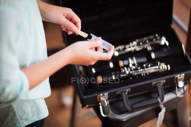 Jovem clarinettista colocando seu clarinete no caso — Fotografia de Stock