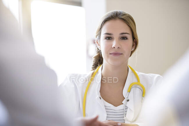 Portrait de femme médecin en réunion, mise au point différentielle — Photo de stock