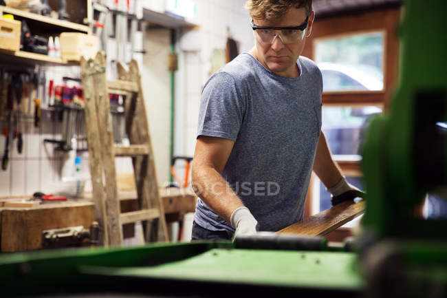 Mann in Werkstatt stellt Skiausrüstung her — Stockfoto