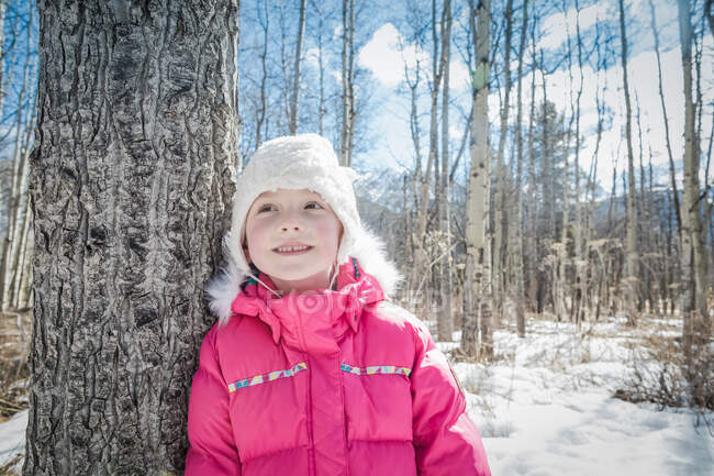 Menina em chapéu de lã, Troll Falls, Canmore, Canadá — Fotografia de Stock