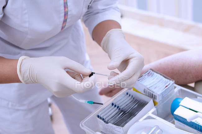 Vue grand angle du professionnel médical effectuant un test sanguin — Photo de stock