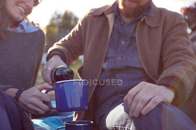 Casal desfrutando de coffee break em pântanos — Fotografia de Stock