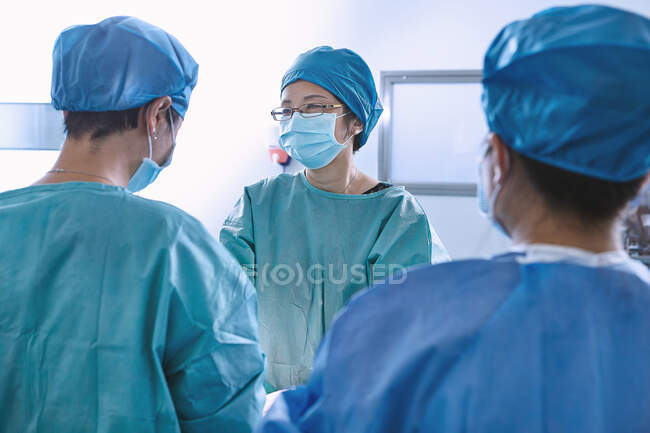 Surgeons performing surgery in maternity ward operating theatre — Stock Photo