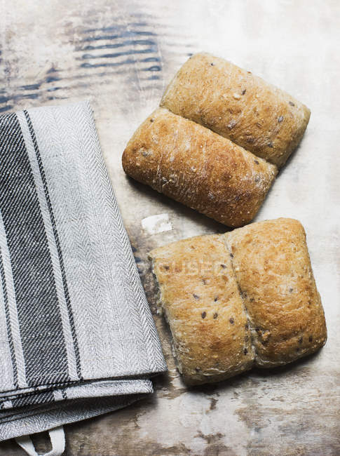 Close up de deliciosos pães multigrãos assados saudáveis — Fotografia de Stock
