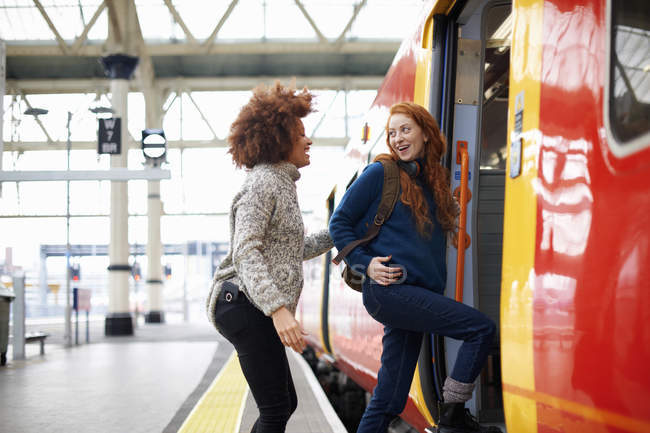 Дві жінки зустрічаються на залізничній станції — стокове фото