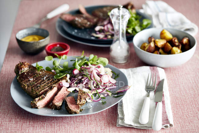 Repas de steak pour deux sur la table — Photo de stock