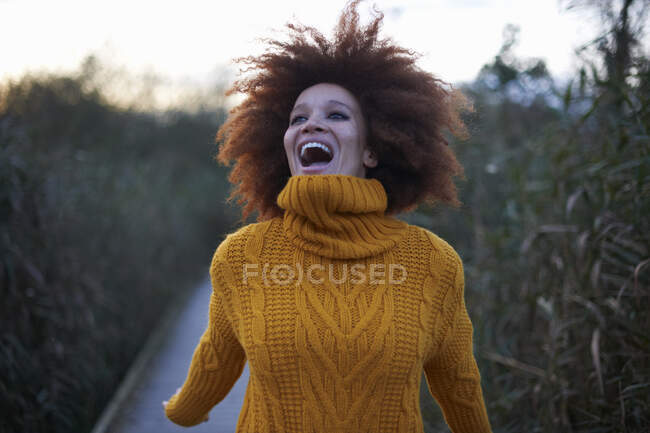 Ritratto di giovane donna in ambiente rurale, ridendo — Foto stock