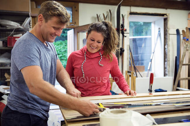 Mann und Frau in Werkstatt für Skiausrüstung — Stockfoto