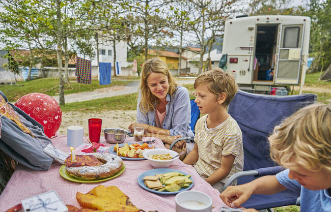 Familie am Picknicktisch feiert Jungengeburtstag, Florianopolis, Santa Catarina, Brasilien, Südamerika — Stockfoto